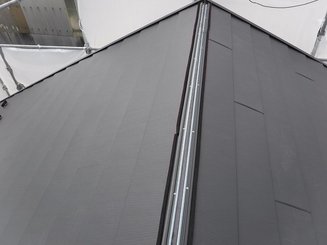 屋根材を一番上まで貼る